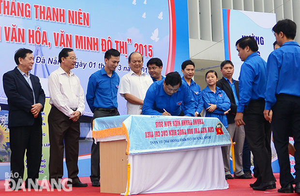  Đại diện Đoàn Thanh niên các cấp ký cam kết thi đua thực hiện chỉ tiêu Tháng Thanh niên 2015. 				Ảnh: BÌNH AN