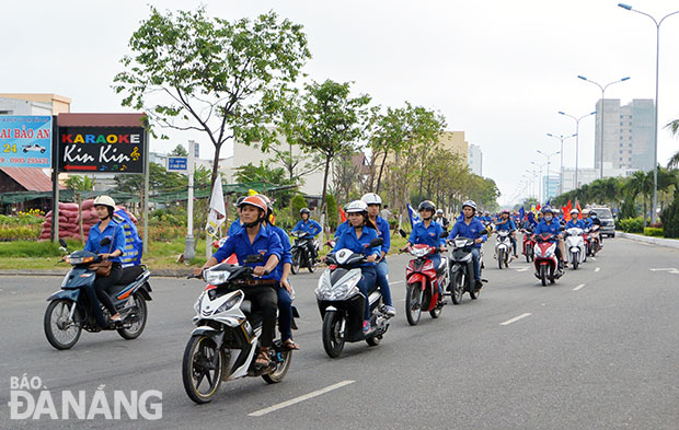 Đoàn viên, thanh niên tham gia diễu hành tuyên truyền về an toàn giao thông.