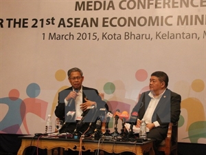 Malaysian Minister of International Trade and Industry Mustapa Mohamed at the press conference