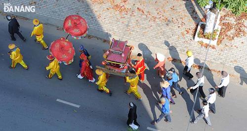 The royal diplomas on a palanquin carried by 4 local men.