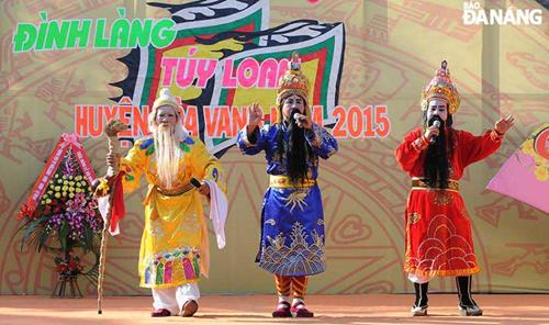 The Phuc–Loc–Tho (happiness, prosperity, longevity) musical performance.