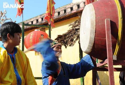  A senior citizen beating the drum to begin the festival.