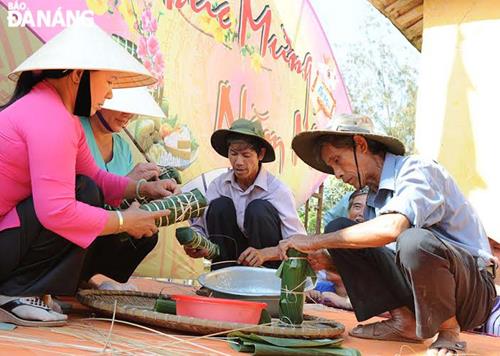 Local residents in Tet cake wrapping …