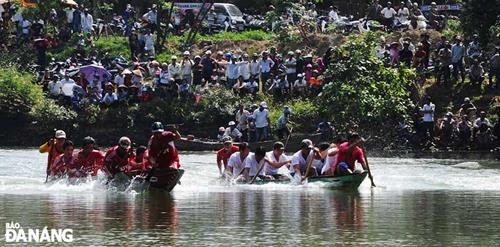   A traditional boat race on the Tuy Loan River.