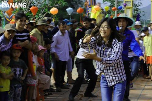    Crazy atmosphere at an eel-catching contest …