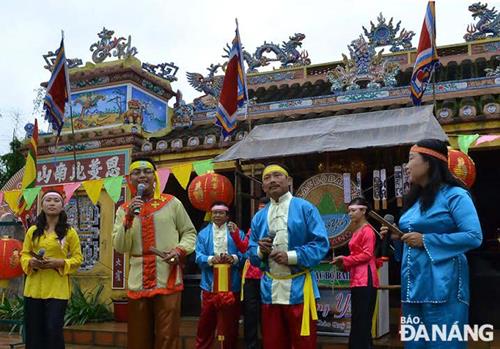  A bai choi (singing while acting as playing cards) folk singing performance.