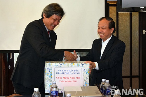  Vice Chairman Khuong (right) and General Director Phuc