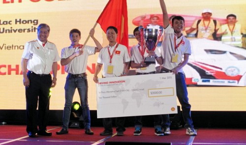 The LH-Gold Energy team from Lac Hong University, located in the southern Vietnamese province of Dong Nai, celebrate their first prize in the Shell FuelSave Gasoline section of the “Prototype” category that focused on maximum efficiency during the awards ceremony of Shell Eco-Marathon Asia 2015 in Manila, the Philippines on March 1. Tuoi Tre