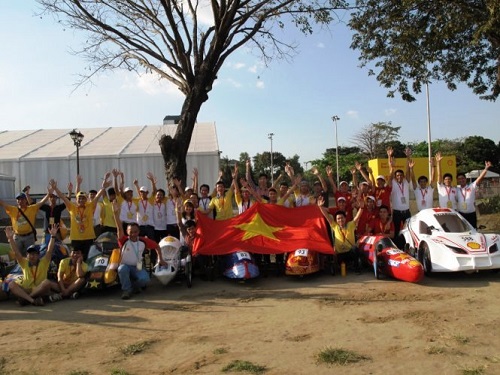 Vietnamese contestants cheer after finishing their competition at Shell Eco-Marathon Asia 2015 in Manila, the Philippines. Photo: Tuoi Tre