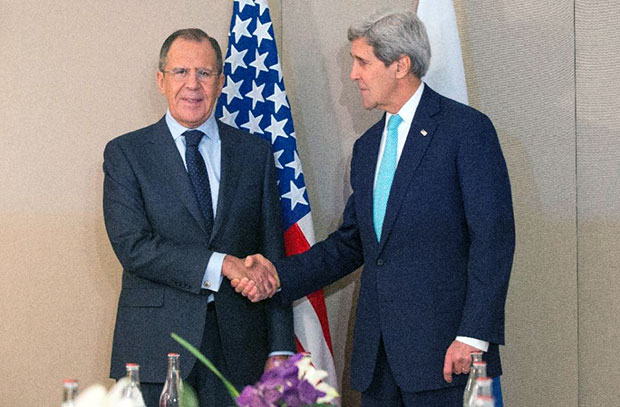 Ngoại trưởng Mỹ John Kerry (phải) gặp gỡ Ngoại trưởng Nga Sergey Lavrov tại Geneva. 			Ảnh: AFP