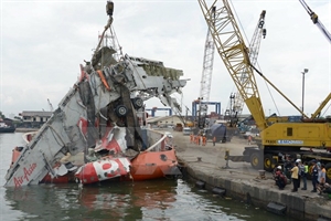 The last big debris of the QZ 8501 plane is lifted to Tanjung Priok port in Jakarta on March 2