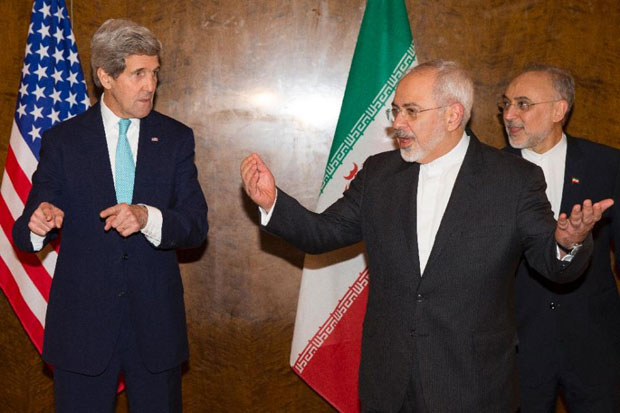 Ngoại trưởng Mỹ John Kerry (trái) và người đồng cấp Iran Mohammad Javad Zarif đàm phán để tìm kiếm một thỏa thuận hạt nhân.  			                  Ảnh: AFP