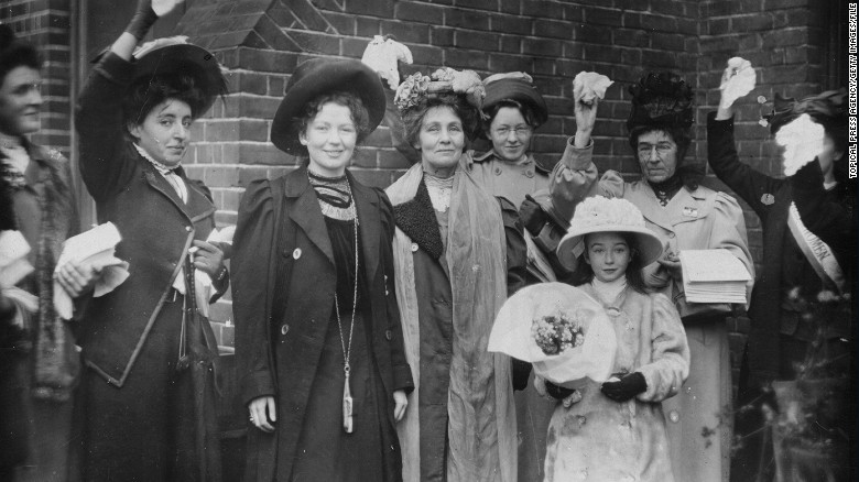  Bà Pankhurst (đứng giữa) cùng con gái Christabel Harriette (thứ ba từ trái sang) được người ủng hộ chào đón sau khi được trả tự do vào năm 1908.