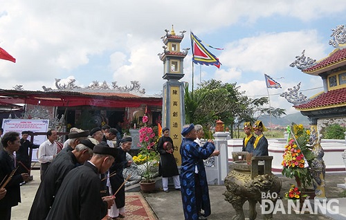  Incense-offering ceremony in commemoration of the Hoa Phu Village founders