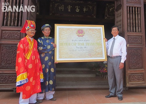   Receiving the certificate recognising the Hoa Phu Village Communal House as a municipal-level architectural relic