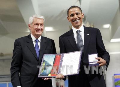 Ông Thorbjoern Jagland (trái) trao giải Nobel Hoà Bình 2009 cho Tổng thống Barack Obama (phải).