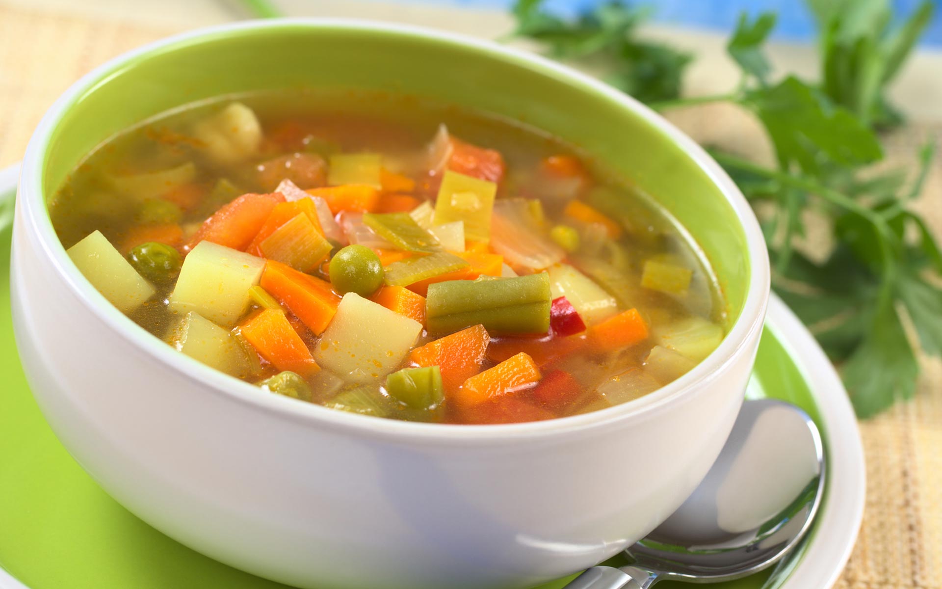 Soup: Món suop khi đi vào cơ thể sẽ sản sinh ra nhiều khí, điều này sẽ khiến bạn cảm thấy khó chịu mỗi khi đi ngủ. 