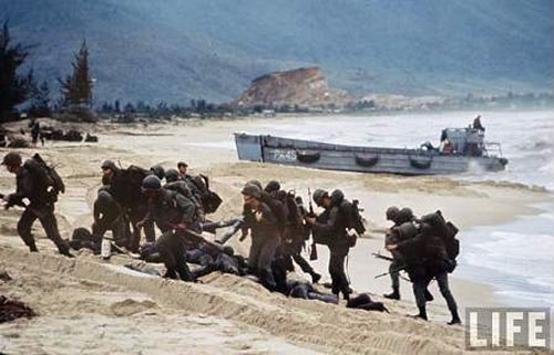Tiểu đoàn 3, Lữ đoàn 9 Thủy quân lục chiến Mỹ đổ bộ lên bãi biển Xuân Thiều, Đà Nẵng (8-3-1965). Ảnh : Tạp chí Life