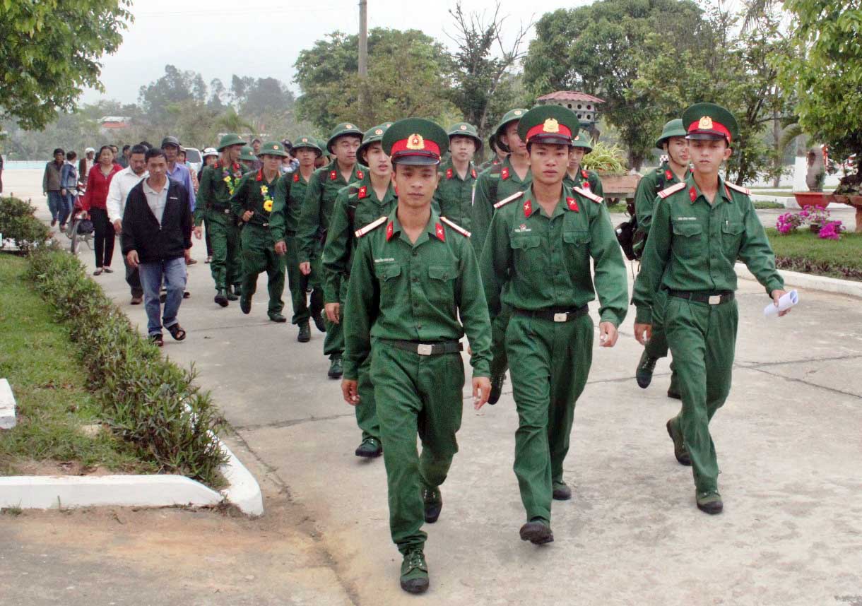 Chiến sĩ mới theo chân cán bộ trung đội và chiến sĩ cũ về phòng ở.