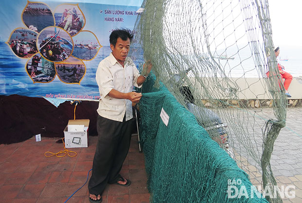 Gian hàng giới thiệu các loại lưới dùng cho từng loại hình đánh bắt của ngư dân như: lưới giã cào, lưới quét, lưới ghẹ...
