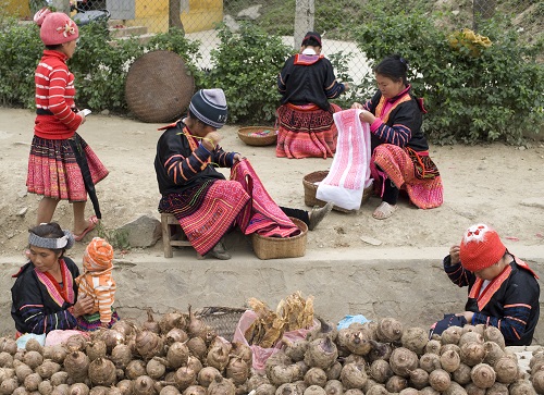  “Cho Ven Duong” (A Roadside Market)