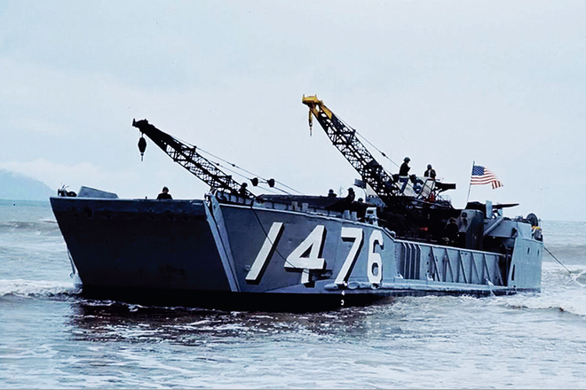 Tàu hải quân Mỹ chuẩn bị vận chuyển vũ khí, khí tài lên bãi biển Xuân Thiều, Đà Nẵng, bắt đầu cho cuộc đổ bộ sáng 8/3/1965.