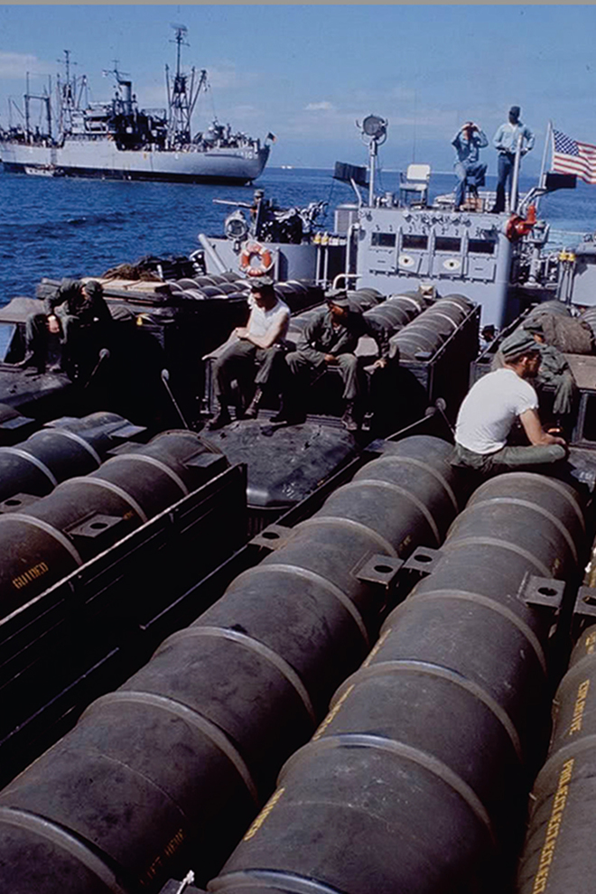 Vũ khí phục vụ cuộc chiến tranh xâm lược, trên các tàu đổ bộ của Mỹ khi vào bãi biển Đà Nẵng.