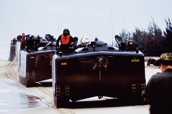 Đoàn xe thiết giáp của quân đội Mỹ tập trung về căn cứ tại bãi biển Xuân Thiều, Đà Nẵng, ngày 8/3/1965.