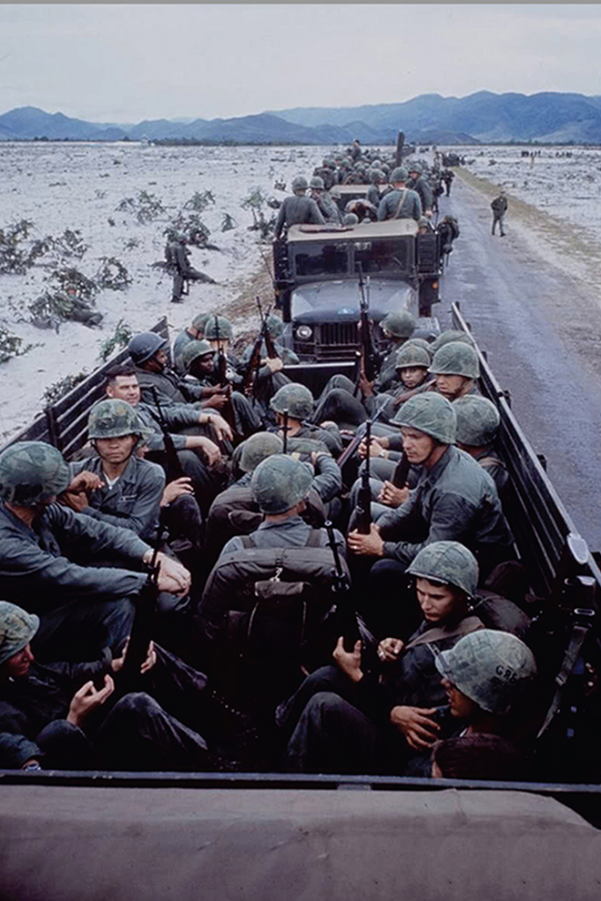 Lính Mỹ di chuyển về căn cứ sau khi đổ bộ vào Đà Nẵng. Những bãi cát được xe cơ giới của chính quyền Ngụy và Mỹ ủi bằng, doanh trại lính Mỹ mọc lên như nấm.