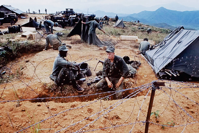 Lính Mỹ đào công sự sau khi đổ bộ vào Đà Nẵng tháng 3/1965. Trong cuộc chiến chống đế quốc Mỹ, người dân Đà Nẵng khiến kẻ thù khiếp sợ khi đào nhiều hầm bí mật dưới bãi cát, ngay trong vòng vây của địch.