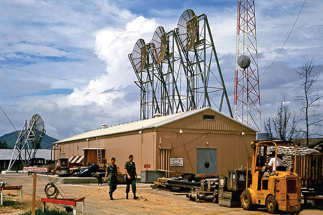Trạm thu phát tín hiệu kết nối thông tin liên lạc giữa các căn cứ quân sự ở miền Nam Việt Nam của tiểu đoàn truyền tin lính Mỹ số 37, đóng tại Đà Nẵng năm 1967.