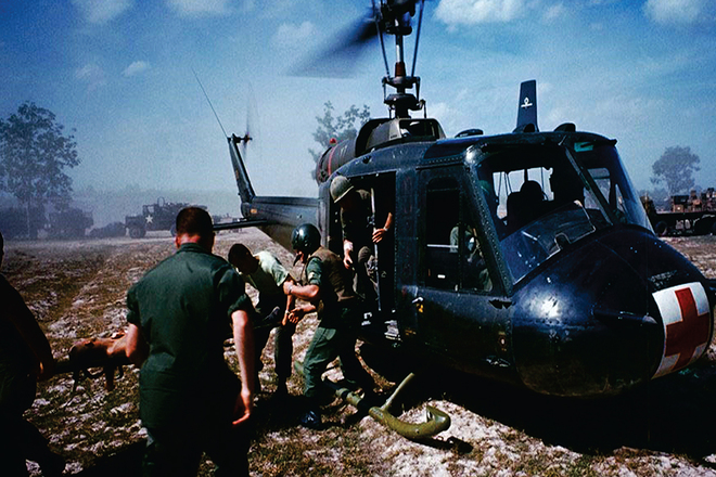 Trận chiến gây tổn thất lớn cho cả người dân Việt Nam cũng như Mỹ. Trong ảnh: máy bay trực thăng vận chuyển lính Mỹ bị thương về căn cứ.
