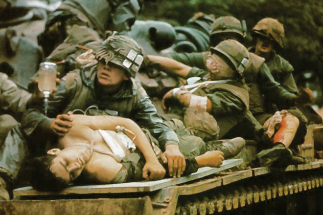 Người Mỹ bị thương được vận chuyển bằng xe quân sự.