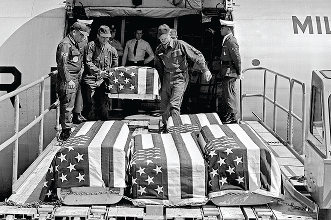 Những chiếc quan tài của lính Mỹ tử trận được đưa bằng máy bay về nước.