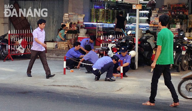 Mỗi người một hành động nhỏ sẽ góp phần xây dựng thành phố văn hóa, văn minh.  Trong ảnh: Tổ bảo vệ Ban quản lý chợ Cồn sơn sửa, chỉnh lại khu vực mặt tiền chợ.