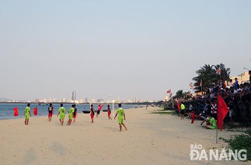     A beach football competition receiving hearty cheers from the spectators.