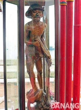    “Tuong Ong Chai” (The Statue of an Old Fisherman) was found by a local fishermen while fishing at sea in autumn 1990.  The Statue is now worshiped at the district’s Tap Linh Temple.