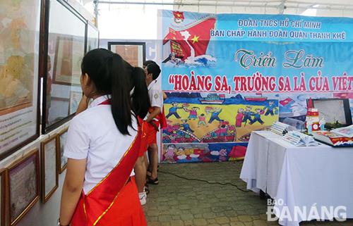  Visitors at the “Hoang Sa and Truong Sa (Spratly) Archipelagos - Integral Parts of Viet Nam's Sovereignty” exhibition