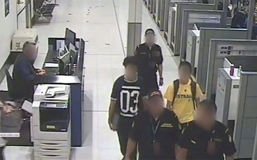Hai thanh niên người Australia (áo có số và áo vàng) bị bắt tại sân bay khi đang tìm cách ra nước ngoài đầu quân cho IS - Ảnh: EPA/BBC.