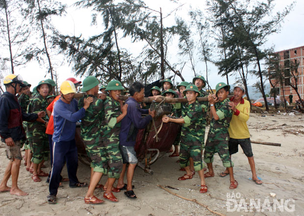 Bộ đội Biên phòng thành phố giúp ngư dân phòng tránh bão.