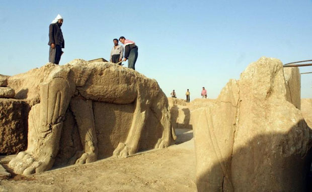 Những bức tượng khổng lồ ở thành phố cổ Nimrud 3.000 năm tuổi.  			                    Ảnh: AFP