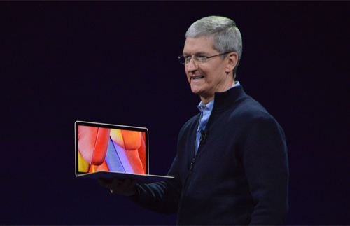 MacBook mới trên tay Tim Cook. 