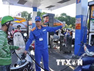 Nhân viên của Petrolimex đang bán xăng cho khách hàng 