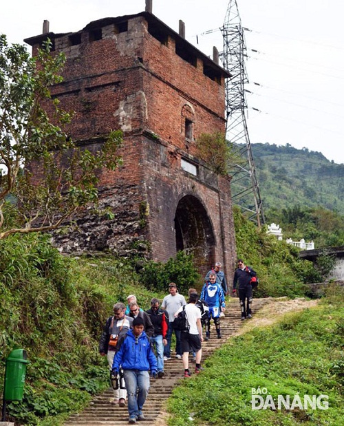  Visitors at the Hai Van Pass Gate