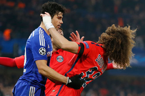 Pha va chạm không bóng giữa Diego Costa và David Luiz - Ảnh: Reuters