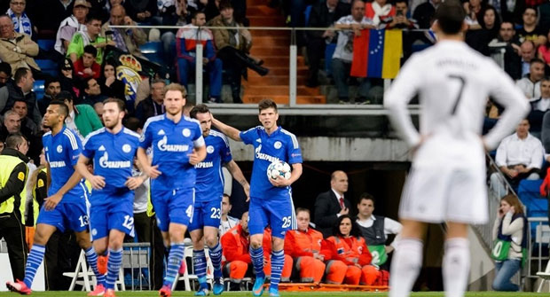 Các cầu thủ Schalke 04 vui mừng với chiến thắng trong sự sững sờ của C.Ronaldo (áo trắng).	Ảnh: AFP