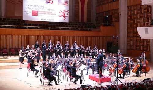 Members of the Phillips Exeter Academy’s chamber orchestra perform classical masterpieces during a concert at the Vietnam National Academy of Music in Ha Noi on March 11, 2015. (Photo: Tuoi Tre)