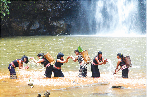 “Thieu Nu” (Mountain Women) by Ngo Ky