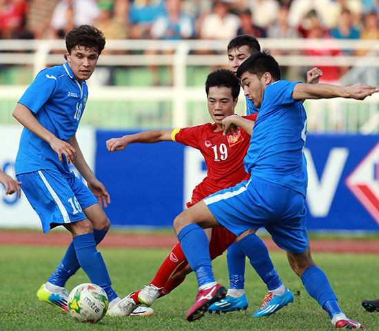 Đội tuyển Olympic Việt Nam (áo đỏ) cần hạn chế tối đa những khiếm khuyết sau trận giao hữu cùng U-22 Uzbekistan (áo xanh). 			                        Ảnh: NGUYÊN HUY