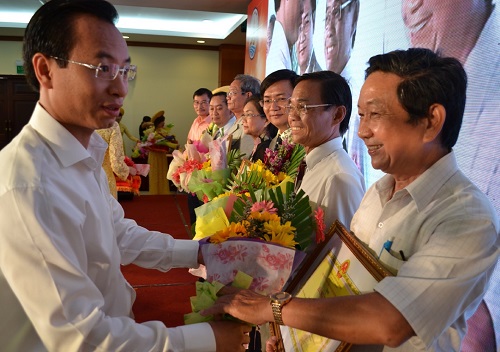 Deputy Secretary Anh presenting Certificates of Merit to outstanding groups and individuals for their active involvement in the associations’ activities 